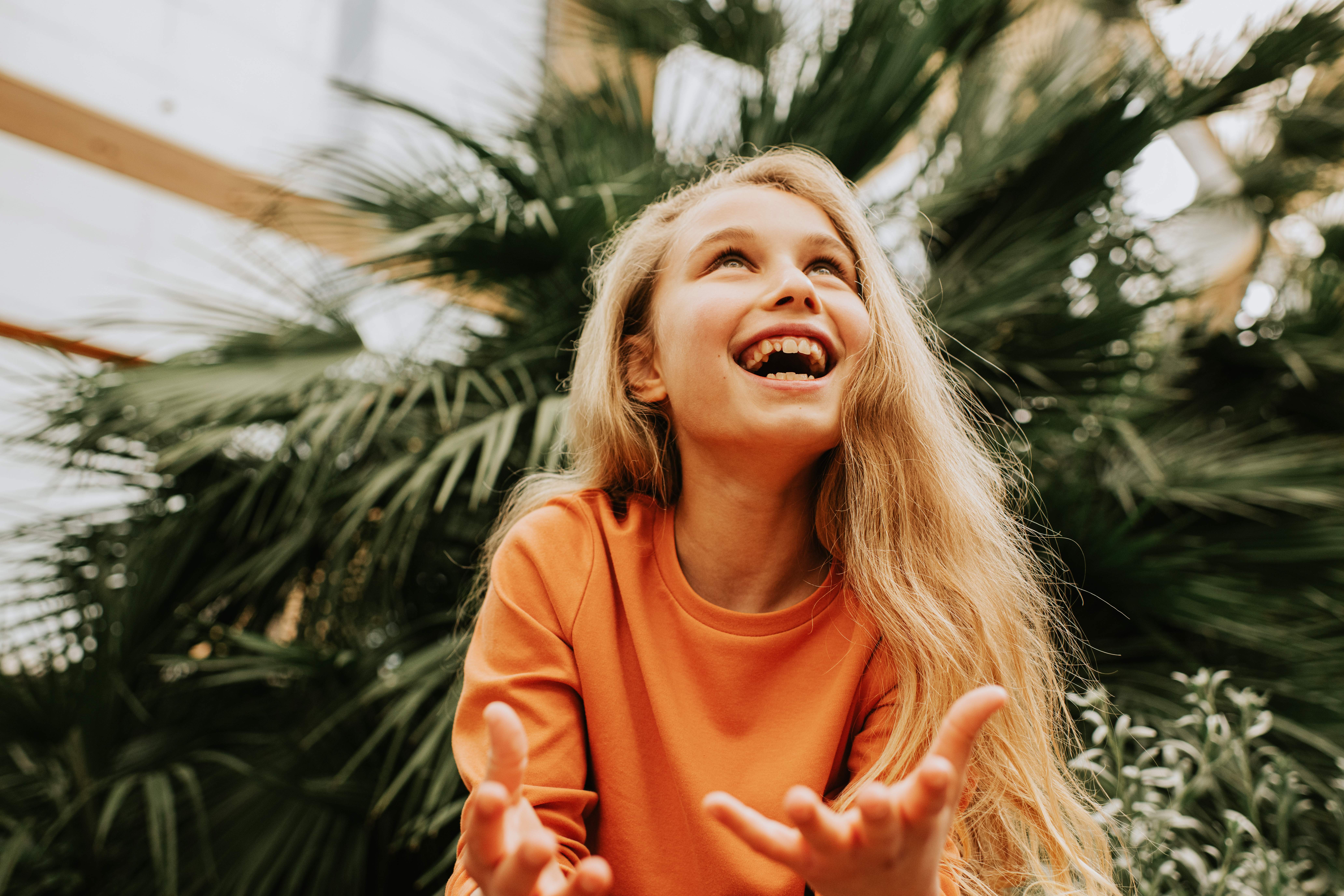 PR-007118-2137_MENICON_BloomOutside_JESSE_1050_RGB